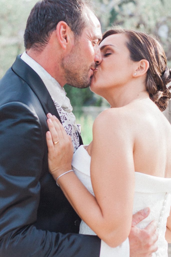 Italian couple kiss in the gardens of the Convivium Hotel in Vasto during their Abruzzo wedding