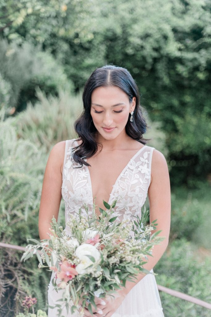 Portrait of the bride holding her bouquet in the gardens of Villa Veneziano