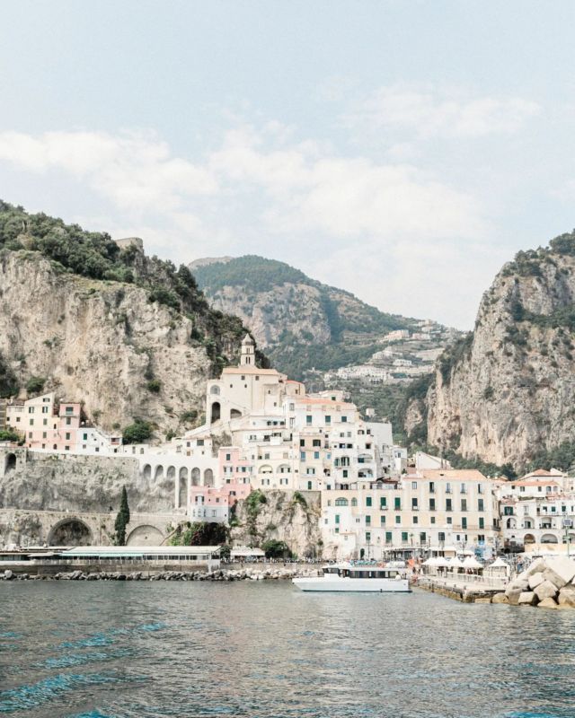 A little bit of Amalfi magic. 2022 was a summer filled with stunning Italian venues. 💚🤍❤️